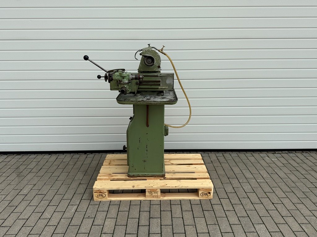 Werkzeugschärfmaschine mit Kühlmittelpumpe