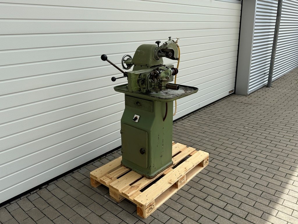 Werkzeugschärfmaschine mit Kühlmittelpumpe