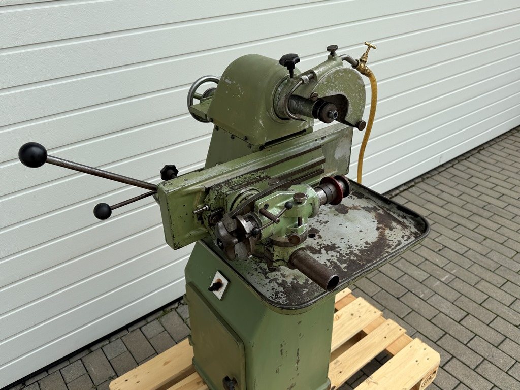 Werkzeugschärfmaschine mit Kühlmittelpumpe
