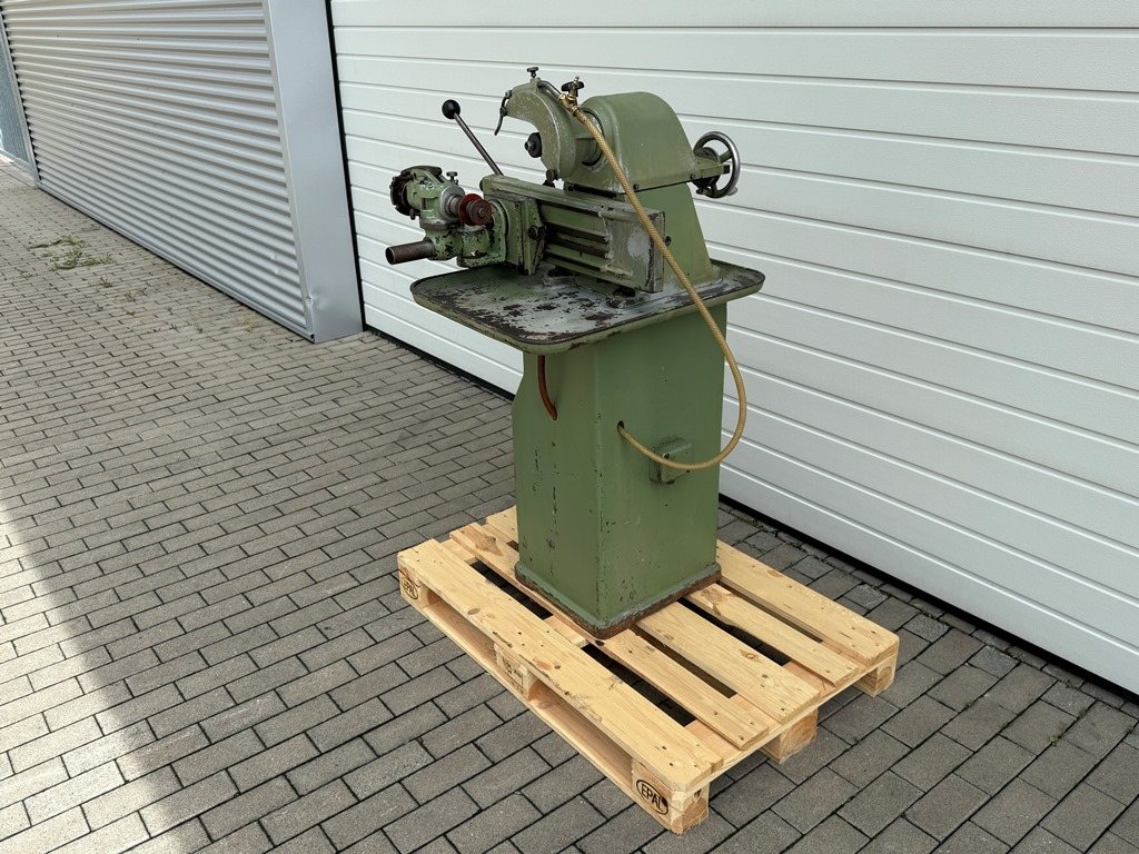Werkzeugschärfmaschine mit Kühlmittelpumpe