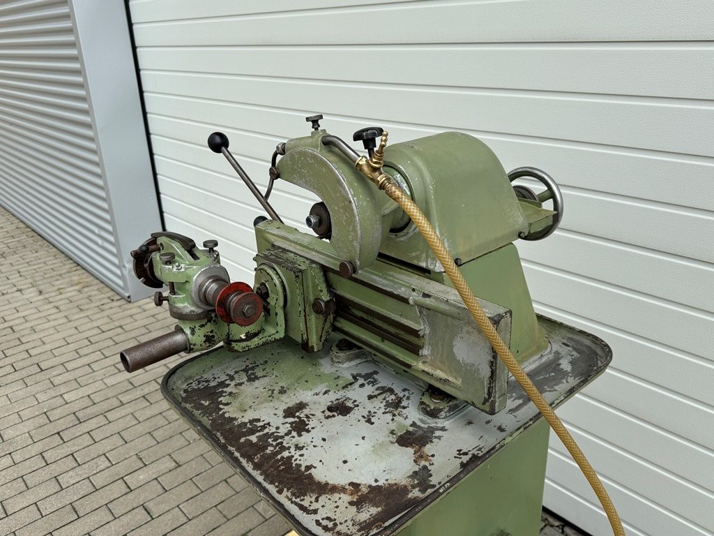 Werkzeugschärfmaschine mit Kühlmittelpumpe